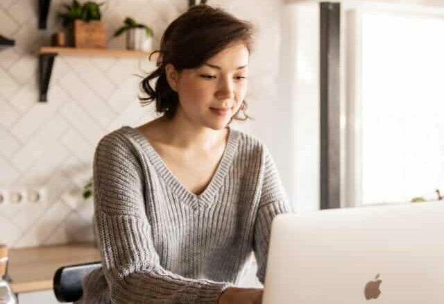 Mujer buscando financiación en tiendas online Mujer buscando financiación en tiendas online.
