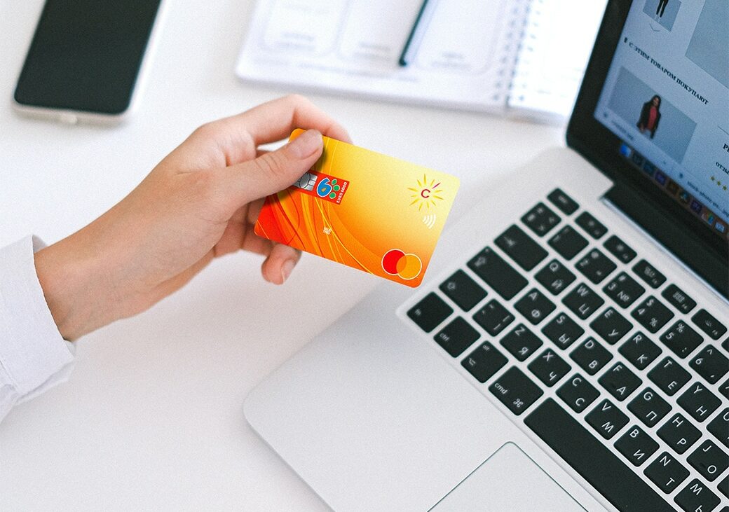 Persona buscando hacer una financiación en tienda online. Persona buscando hacer una financiación en tienda online.